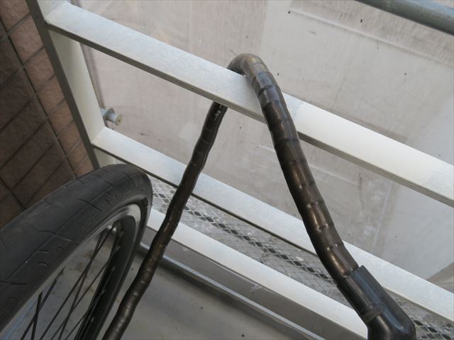 鉄部塗装をする転落防止柵に自転車ロックチェーンが巻かれている箇所は意外な塗装しにくい箇所
