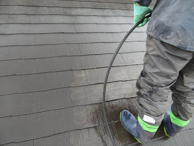 屋根の高圧洗浄作業は、一定の範囲を決めて洗い進めるのが鉄則です。破ると水しぶきや汚れを近隣に飛散させて苦情につながります