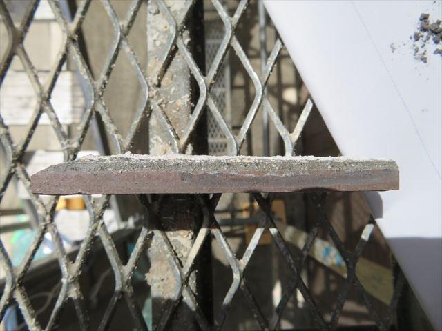 剥がした外壁タイルの断面はタイルと接着剤であるセメント系モルタルの層が見て取れる