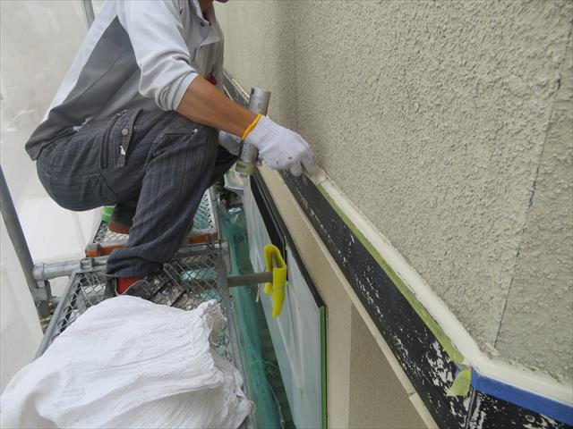 外壁アクセントの幕板（帯板）のシールは変成シリコンコーキングを使用すると、外壁塗装の邪魔にならずコーキング表面にも塗料がしっかりと乗る
