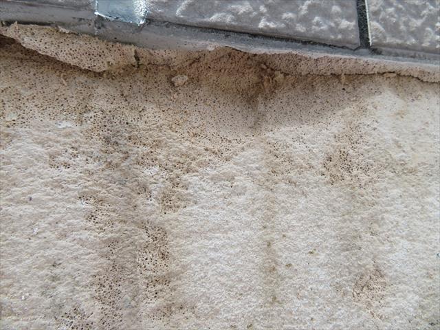 外壁モザイクタイルを斫り取ると下地のＡＬＣの表面がえぐり取られ表面は凸凹が生じた。