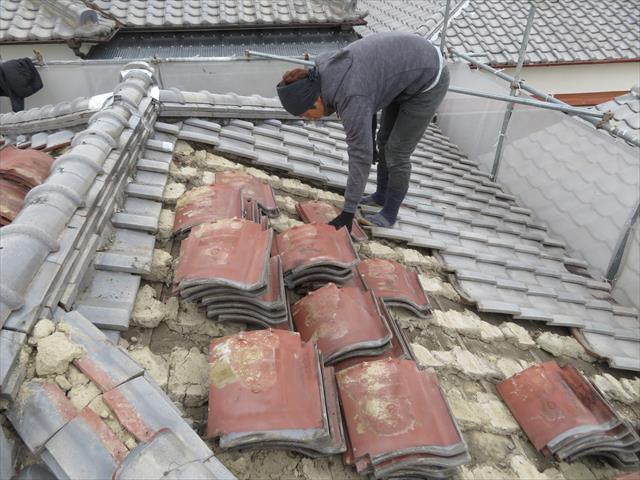 屋根瓦をはぎ取っていくとき、大棟から順がセオリーですが、寄棟屋根は大棟隅棟を残して平瓦から始めることが出来る。