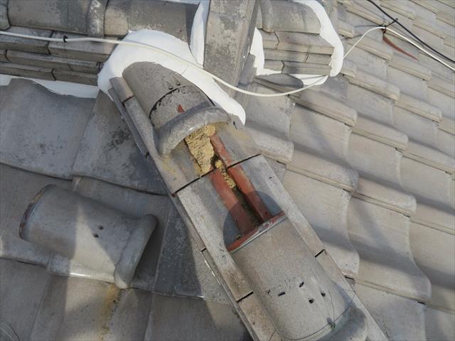 高槻市では台風で飛んできた物体が隅棟の紐丸（冠瓦）に激突して割損していました。ブルーシートを剥がすと熨斗瓦と葺き土が見えてきます。