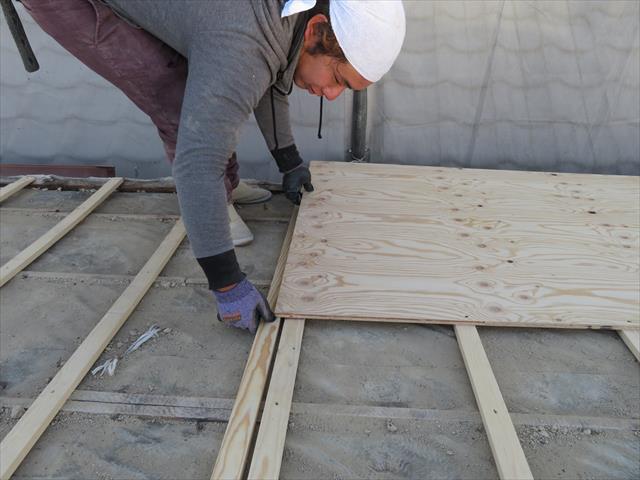 野地板補強の構造用合板は、屋根面の不陸補正も兼ねています。カラーベストのような硬い屋根材は割れてしまうので不陸補正が不可欠です。