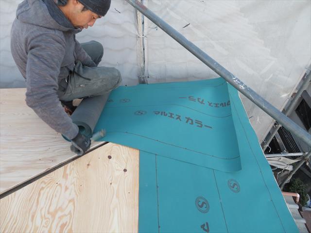 寄棟屋根の張り継ぎは直角交差するので１０００ｍｍ程度の張り重ねが必要です。