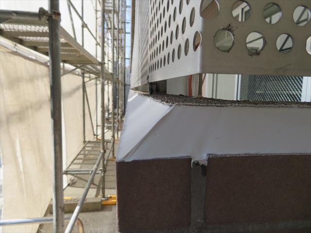 外壁タイルの水平な天端にポリウレタン系コーキング材を傾斜が出来るように打設すると、天端の雨水は瞬時に遮水され雨漏りしにくい構造になる。