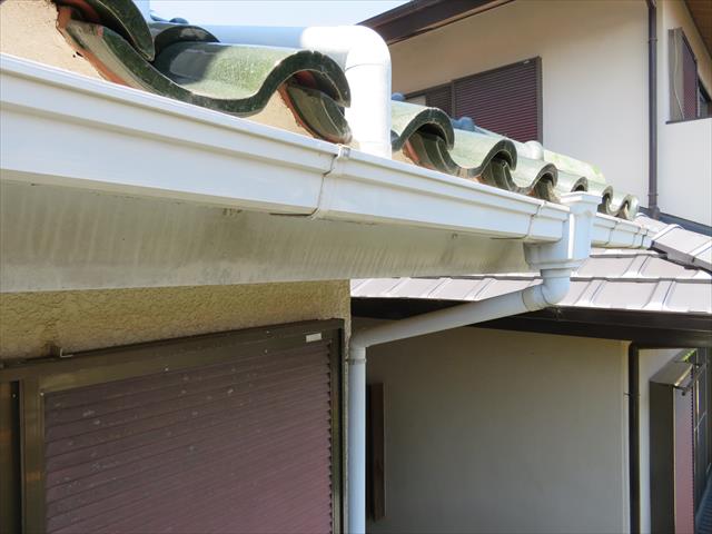 軒先に設置されている雨どいを軒樋と呼びます。軒は屋根の一番低い平行になっている先端部分を指します。