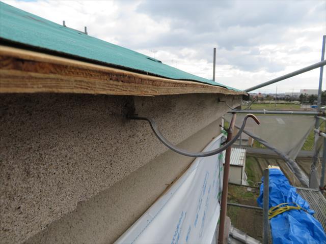 寄棟屋根の大屋根軒先に配置されている軒樋の被害総延長は、２２．５ｍにおよび、竪樋へ流し落とす集水器３箇所も無くなっています。