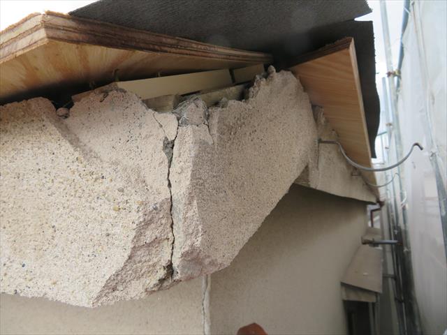 瓦屋根から瓦以外の屋根材に葺き替える時、雀口が開いてしまうものですが、地震で割損してしまったのが大きく開いている理由です。