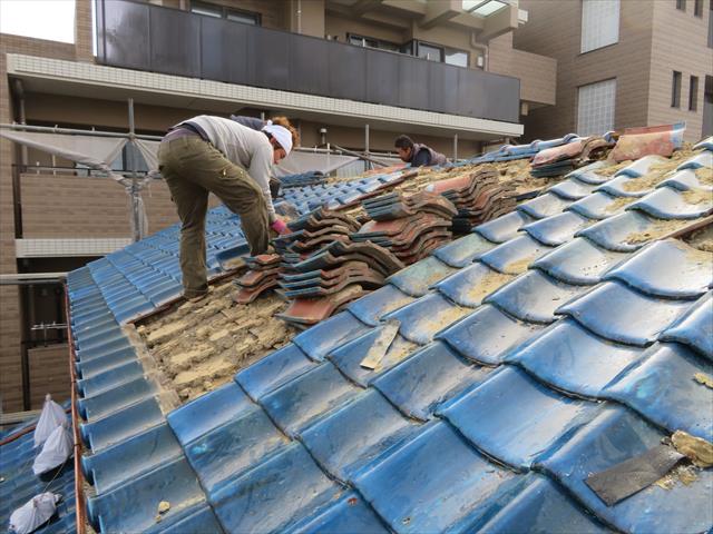 茨木市の震災風災を受けたお宅の屋根の葺き替え工事に入りました。昭和４０年から５０年代にポピュラーだった和型施釉瓦です。