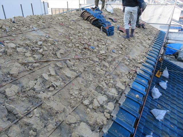 茨木市の震災風災を受けたお宅の屋根の葺き替え工事に入りました。切妻屋根の和型施釉瓦は大棟から順に剥がしていき、軒先マンジュウ瓦は最後の最後に剥がします。