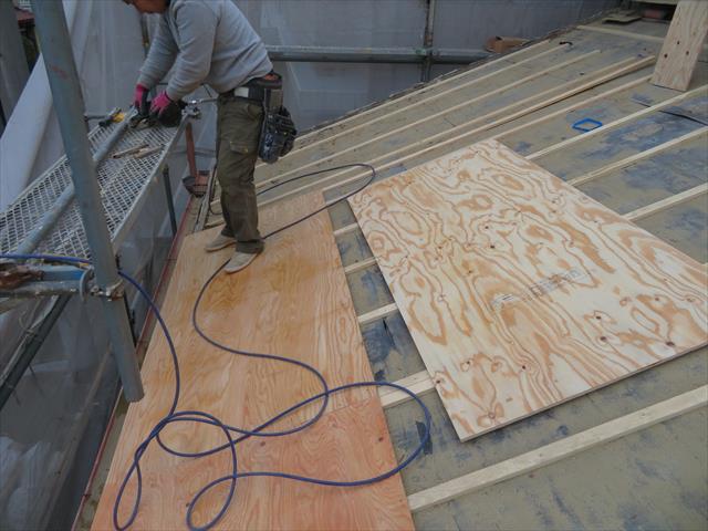 瓦屋根の葺き替えで野地板を構造用合板で補強する時、規定の釘本数を増やして軒先の固定強度を上げておくことが、強い屋根作りには欠かせません。