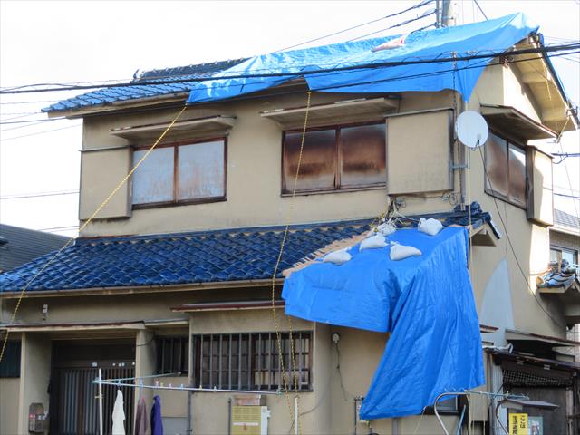 茨木市で屋根に架けていたブルーシートが台風２１号で飛ばされた