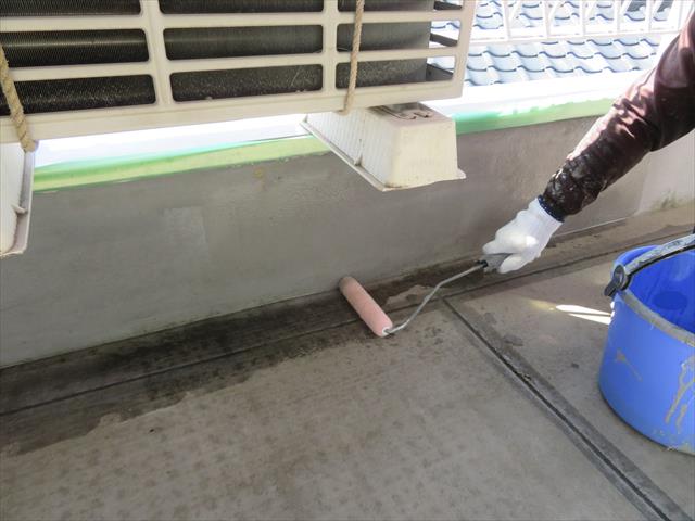 防水工事のカバー工法は屋根や外壁、屋上、陸屋根などで現在盛んに採用されている工事方法で、今までの状態をそのままに次の防水工事を行う事です。