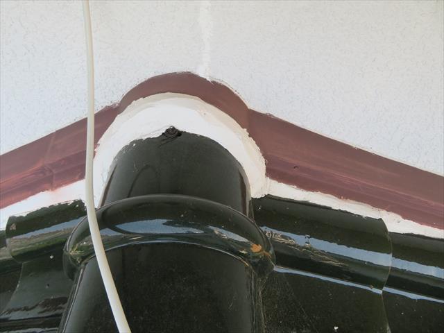 雨押え板金は屋根材と壁が追い当たる合端口に設置されて壁面を流れる雨水が屋根材をかわして流れて行くための役物
