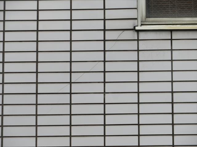大阪北部地震の影響で阪急石橋駅前ビルの外壁タイルが６０枚割れた