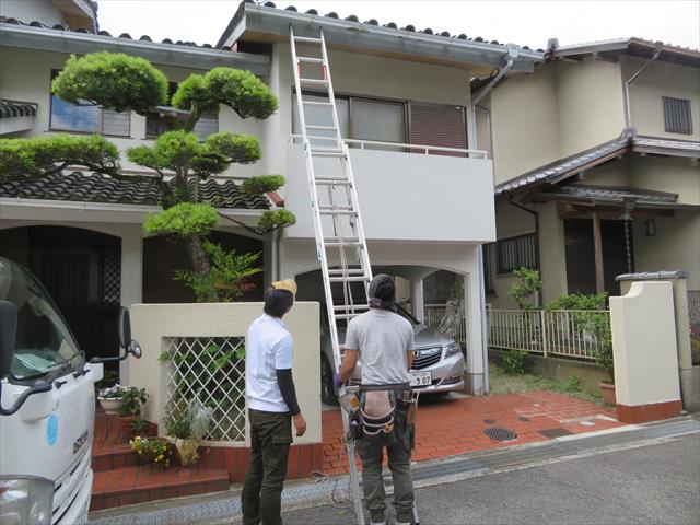 宝塚市で屋根点検をして欲しい方は、街の屋根やさん宝塚店が屋根仕事をしている時に遠慮なく声をかけてもらって結構です。