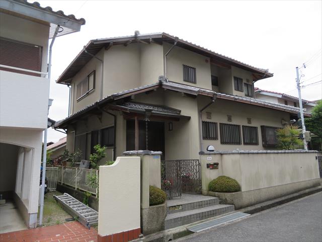 宝塚市の閑静な住宅街で屋根修理工事をしていたところ、お隣様から屋根点検のご要望を承りました。純日本家屋の立派なお宅です。
