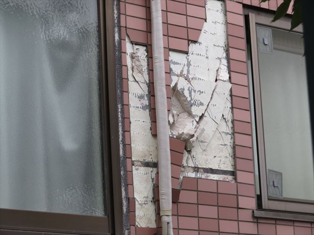 地震の振動でマンションのタイルも剥落した