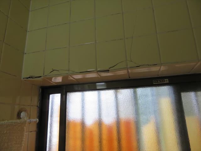 高槻市で瓦屋根が地震の被害に遭ったお宅ではお風呂場のタイルも割れる被害が出た。
