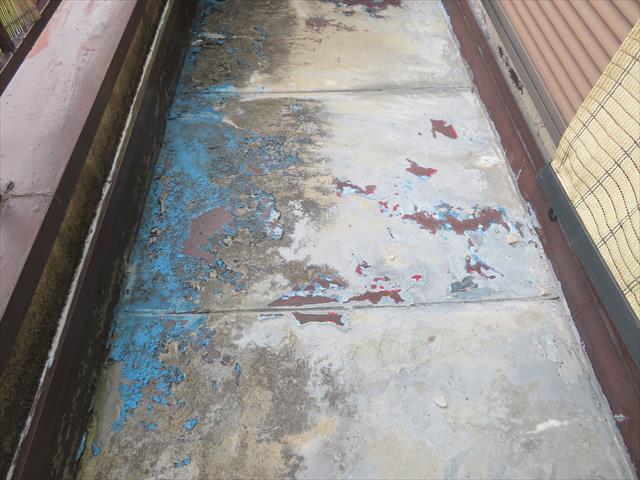バルコニー土間の写真を見ると一目瞭然です。防水目的で塗っていた塗料が剥がれ落ちて詰まらせていました。 モルタル打ちされたバルコニー土間は、コンクリートむき出しでは、早晩雨漏りが始まりますので、防水工事をしなければなりません。