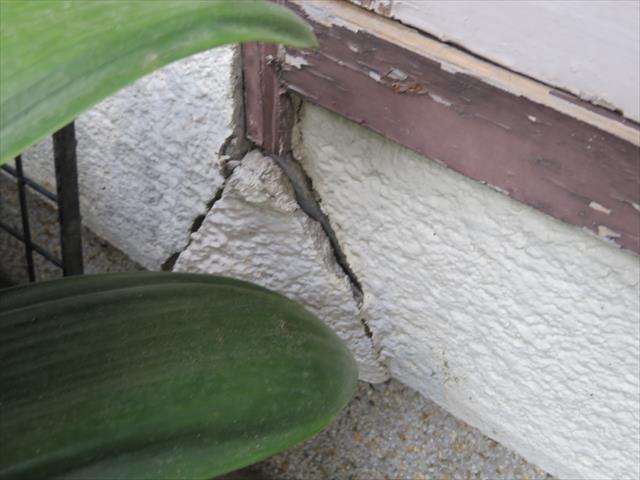 ２０１８年６月１８日に発生した大阪北部地震では、多くのお宅の外壁にクラックと剥離が生じました。