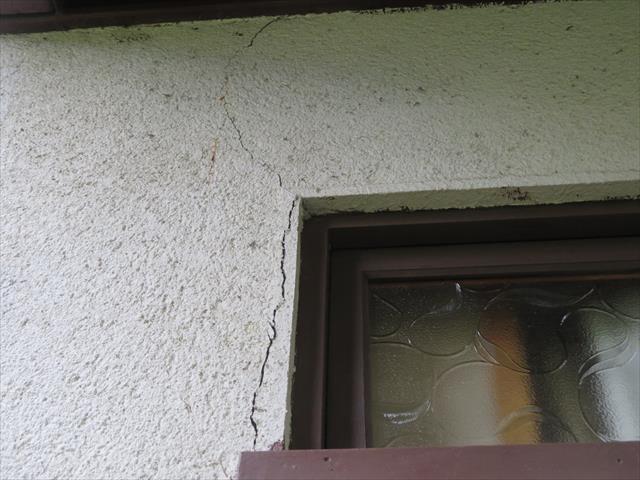 茨木市で屋根に震災被害を受けたお宅は外壁にもひび割れが生じた