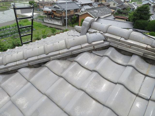 高槻市で地震の被害として瓦がずれたお宅の屋根に架けていたブルーシートが台風１２号で飛ばされた