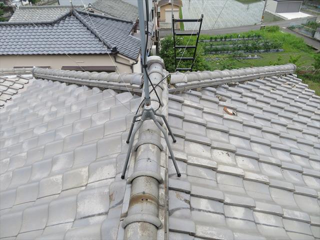 高槻市で大阪北部地震の被害を受けた瓦屋根のお宅は、２面の台形の屋根面と２面の三角形の屋根面で複合的に構成される寄棟屋根です。