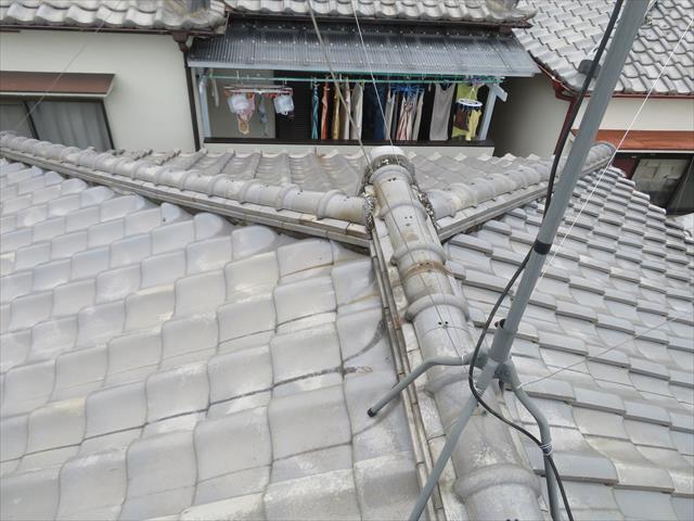 高槻市で大阪北部地震の被害を受けた瓦屋根のお宅は、２面の台形と２面の三角形の屋根面で構成される寄棟屋根です。