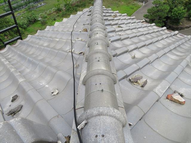 高槻市で大阪北部地震に遭った寄棟の瓦屋根は、降り棟が蛇行する状態になり、面戸漆喰が割れて散らばっていた。