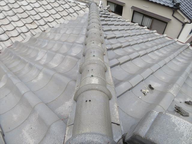 高槻市で大阪北部地震に遭った寄棟の瓦屋根は、南側に面する降り棟が揺さぶられ傾いて蛇行してしまった。