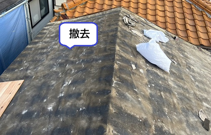 加古川市の屋根貼り替えで既存のノンアスベスト屋根材を撤去している様子