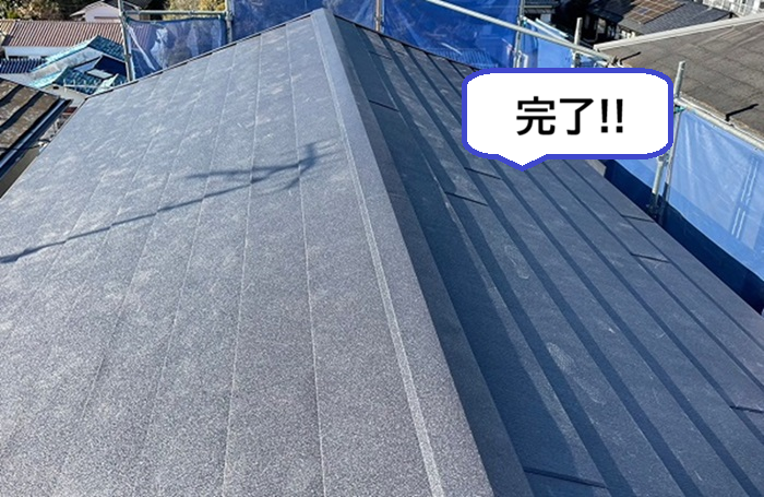 加古川市でノンアスベスト屋根材から金属屋根材に貼り替えが完了した現場の様子