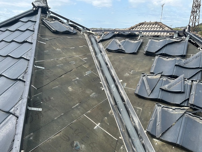 神戸市北区で施工不良により雨漏りしている戸建てで屋根葺き直しを行う前の様子