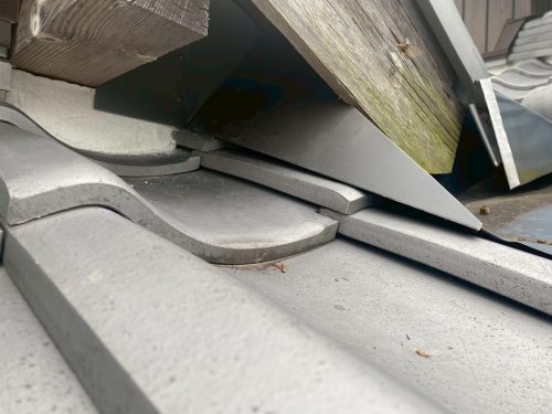 屋根の隙間を板金で塞いだ様子