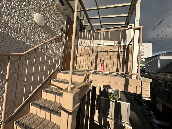 神戸市灘区で3階建てアパートの鉄骨階段を部分塗装完了