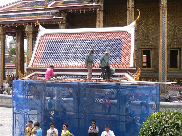 天然スレート屋根材で葺かれた美しい寺院タイの首都バンコクにあるワットポーで屋根工事が行われていた