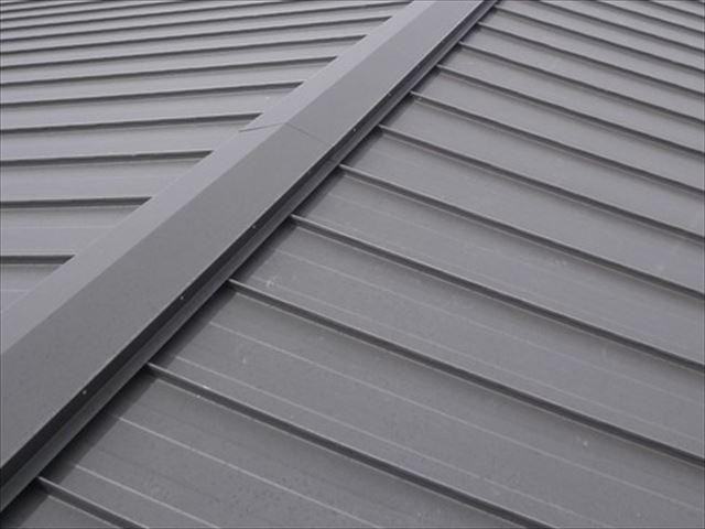 ガルバリウム鋼板２枚仕立てのたてはぜ葺き屋根は１枚仕立ての屋根材の次に雨漏りや風にあおられにくい