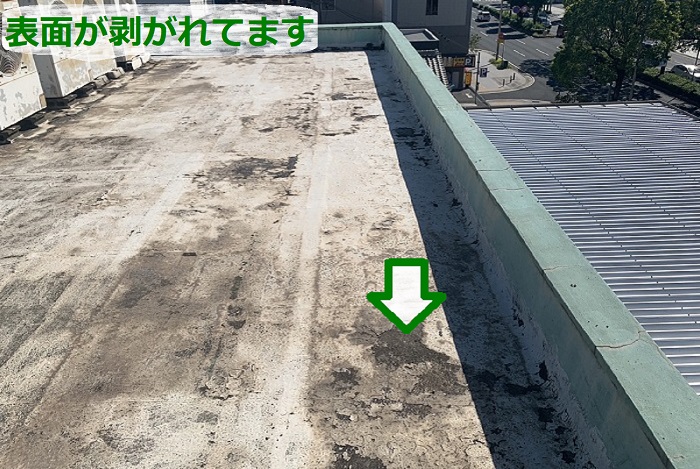 4階建てビル屋上の防水表面が剥がれている様子