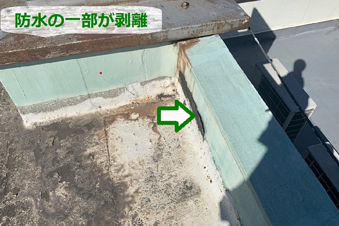 4階建てビル屋上の防水が剥離している様子