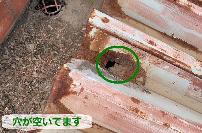 アパート折板屋根に穴が空いている様子