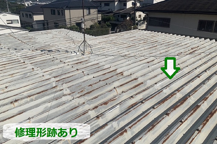 西宮市で折板屋根からの雨漏りを屋根の専門業者が無料見積りする現場で修理歴有り