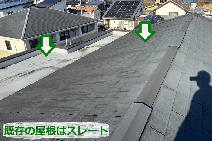 2階建てハイツの屋根はスレート屋根