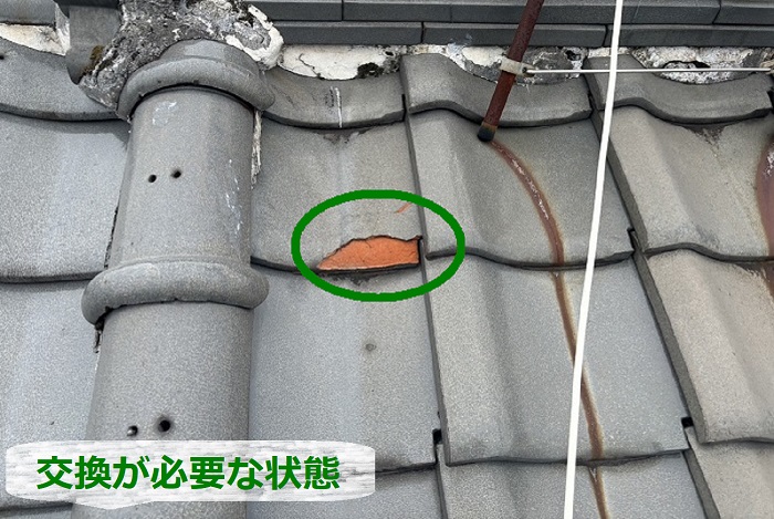 陶器瓦が層間剝離している様子