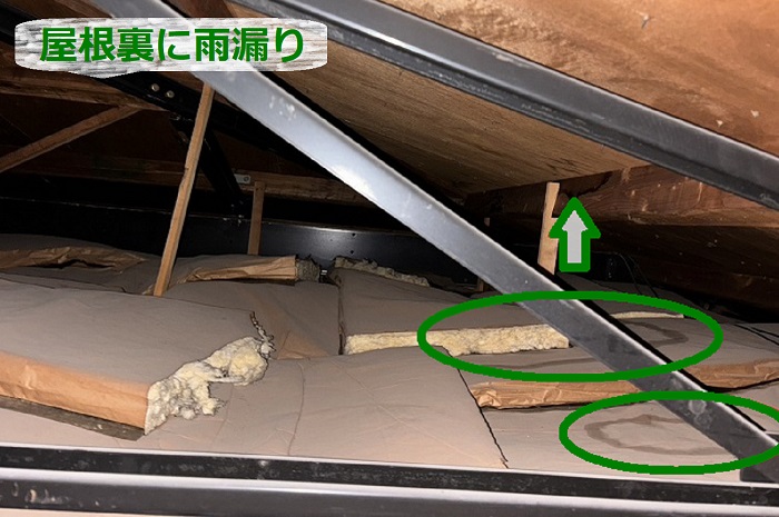 コロニアル屋根の屋根裏に雨漏り