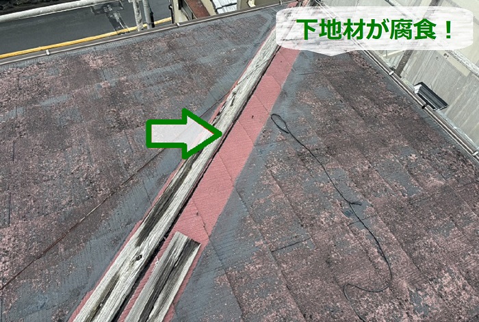 伊丹市で台風被害により屋根板金が飛散し下地が腐食している様子