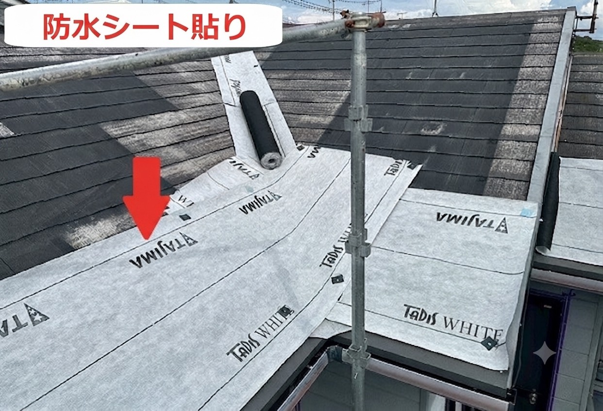 小野市でスーパーガルテクトを用いて屋根断熱工事を行う現場で防水シート貼り