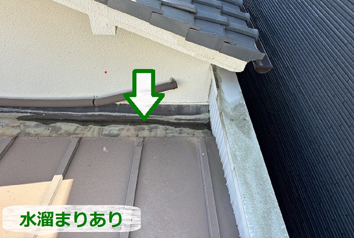 瓦棒屋根の谷樋に水たまりあり