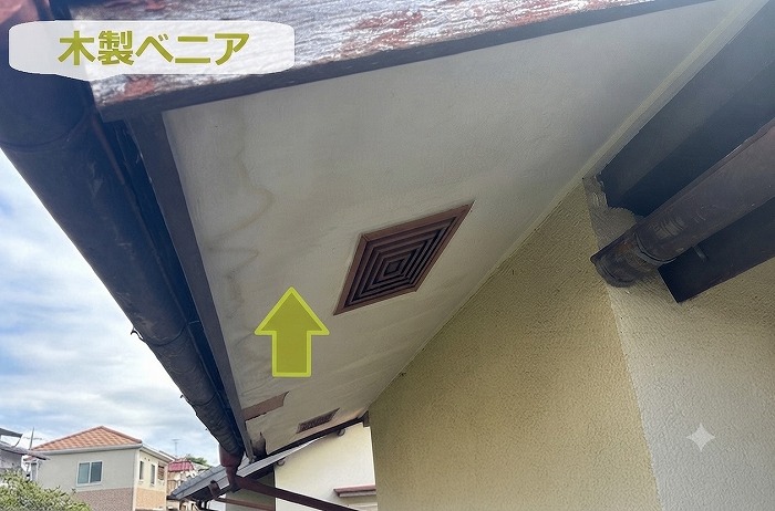 軒裏の木製べニア